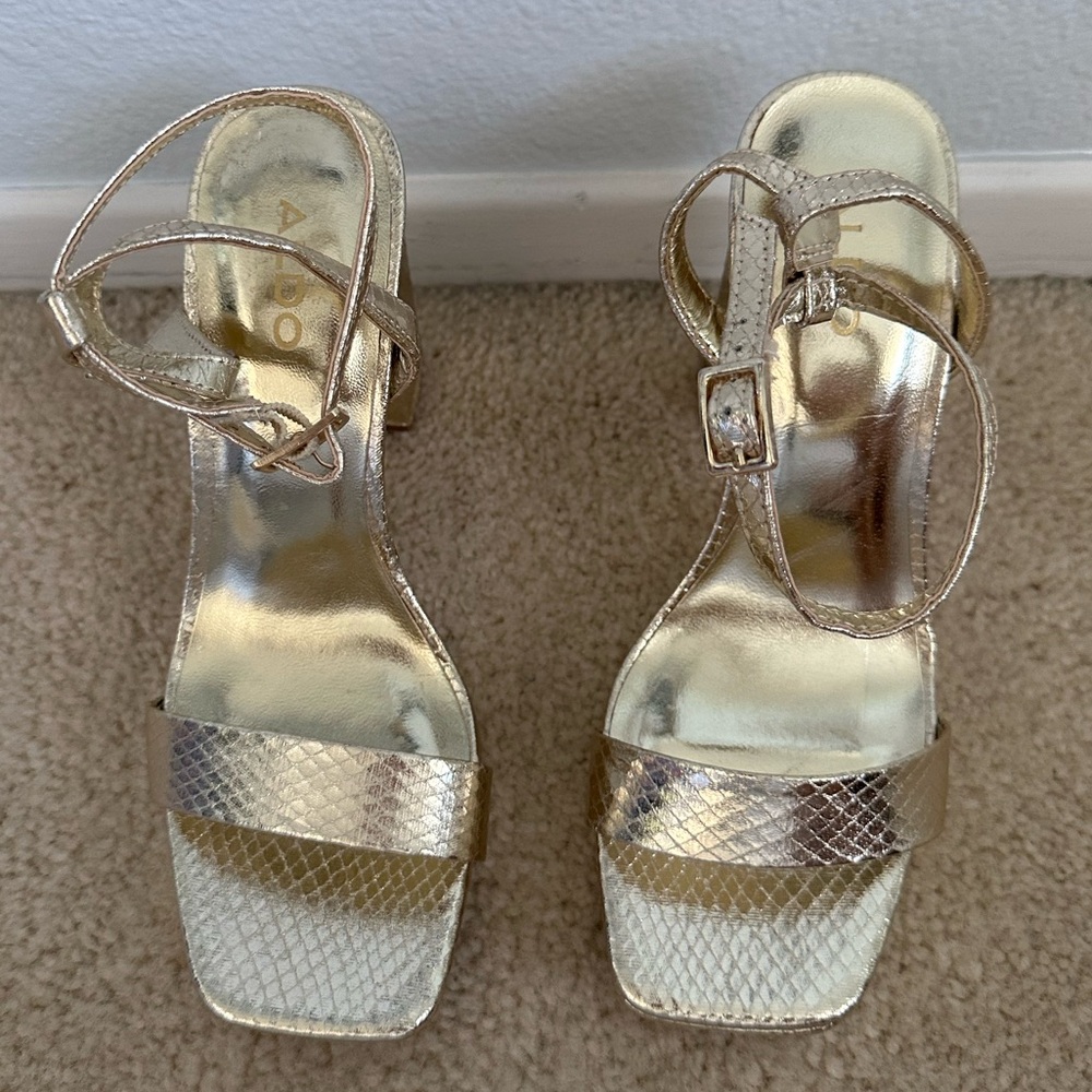 Gold shiny heels